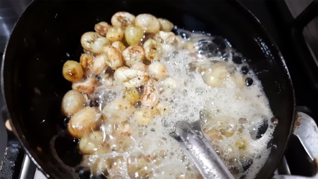Roast raisins and cashews in ghee